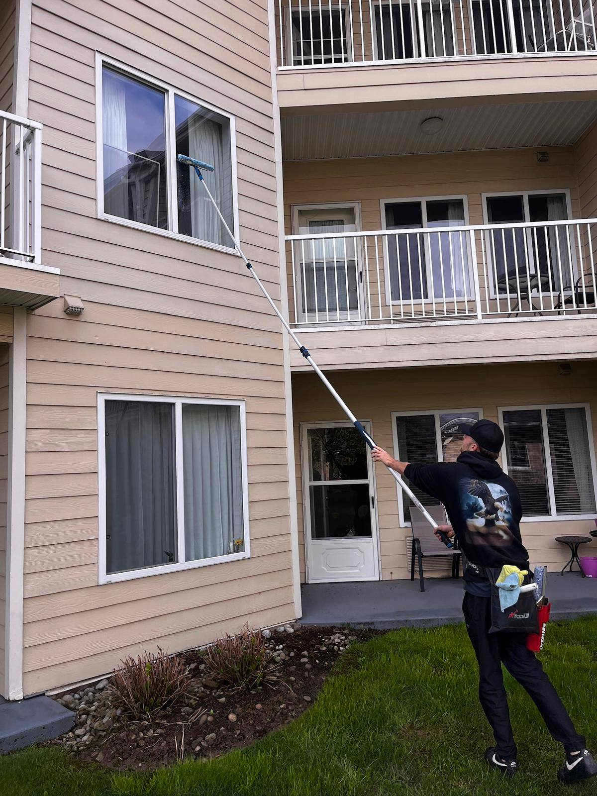 Water-fed pole reaching apartment windows